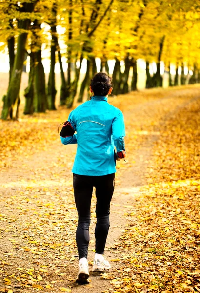 Junge Frau joggt im Park. Gesundheit und Fitness — Stockfoto