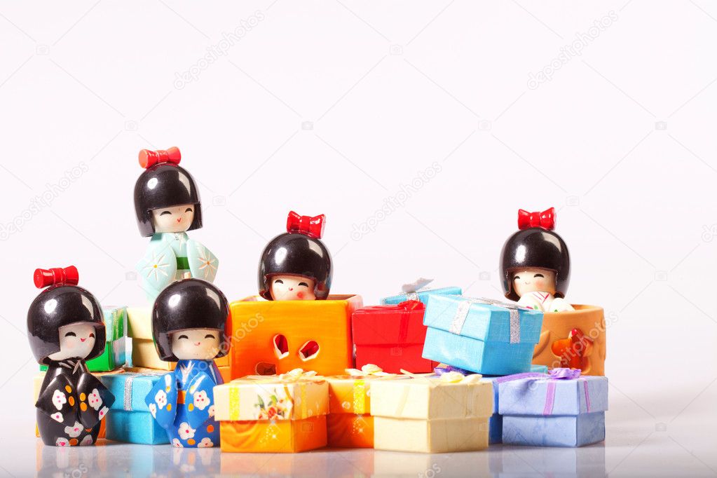 Asiatische figuren mit Geschenken