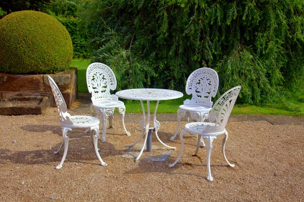Trädgårdsbord och stolar — Stockfoto