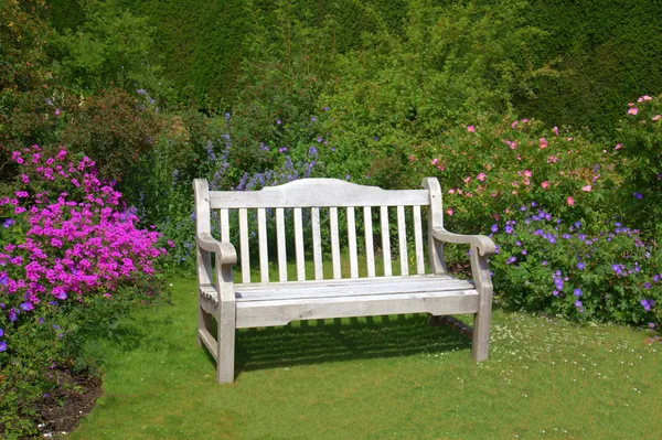 Garden bench — Stock Photo, Image