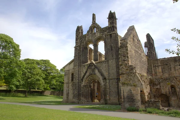 Исторические руины средневекового аббатства — стоковое фото