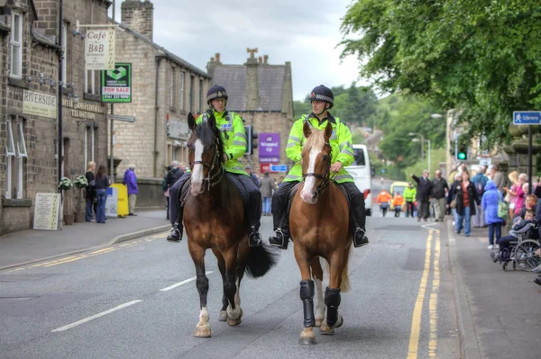 Polizisten zu Pferd — Stockfoto