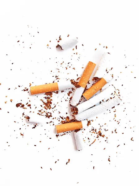 Различные сломанные сигареты и окурки, как отказ от концепции курения — стоковое фото