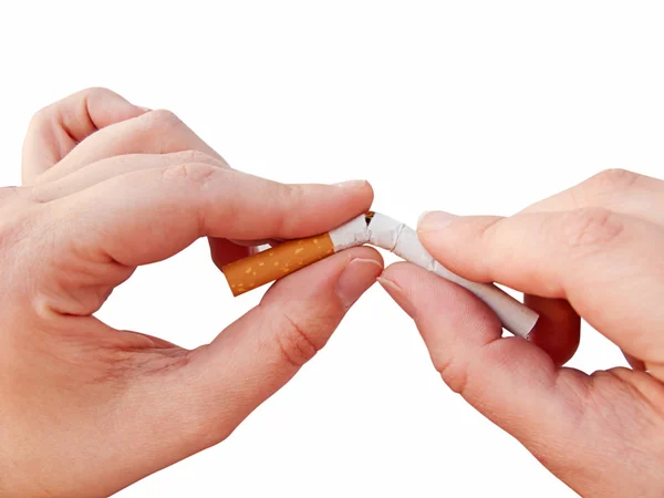 Ruce lámání cigaretu — Stock fotografie