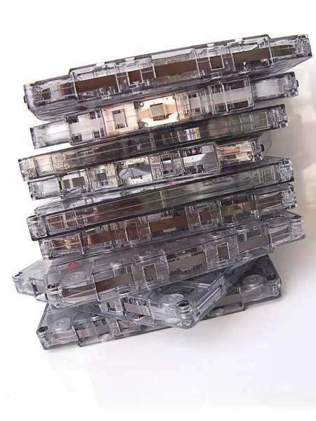 Una pila de cintas de cassette anticuadas, aisladas en blanco — Foto de Stock