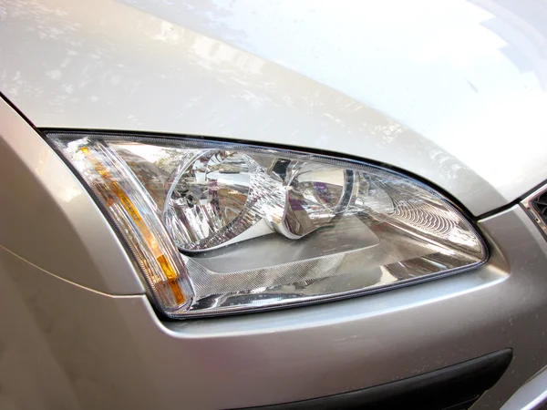 Een close-up grote auto koplamp, grijs en wit kleuren — Stockfoto