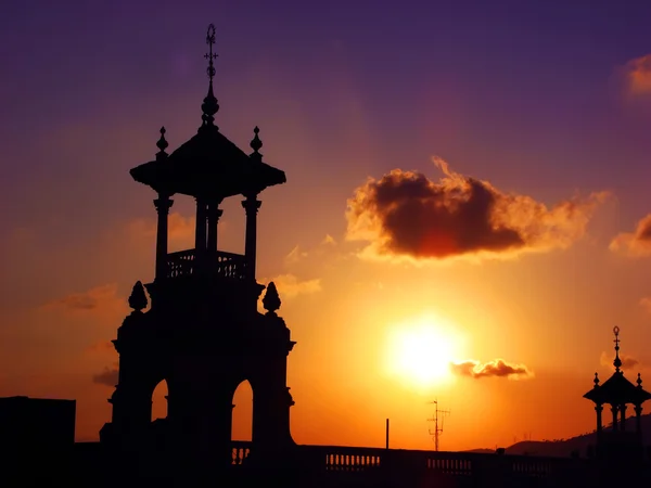 Pôr do sol sobre uma velha cúpula em Barcelona — Fotografia de Stock
