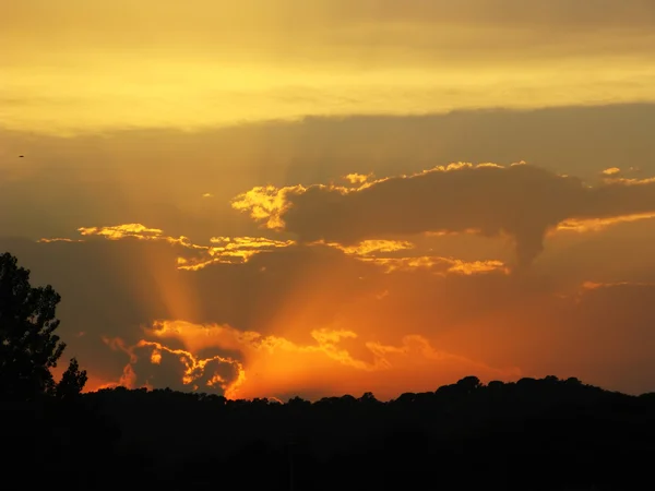 Żywe i barwne pomarańczowy zachód słońca z sylwetka gór — Zdjęcie stockowe