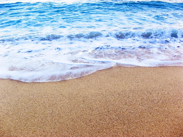 Linea di costa schiumosa in spiaggia — Foto Stock