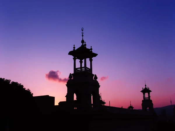 Solnedgång över en gammal kupol i barcelona — Stockfoto