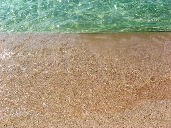 Linea di costa schiumosa in spiaggia — Foto Stock