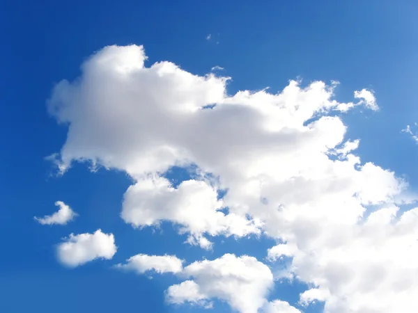 Modrá obloha s nadýchané bílé mraky v denní světlo — Stock fotografie