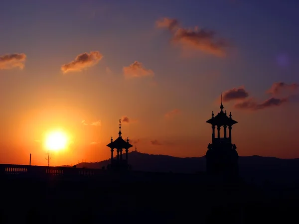 Sonnenuntergang über einer alten Kuppel in Barcelona — Stockfoto