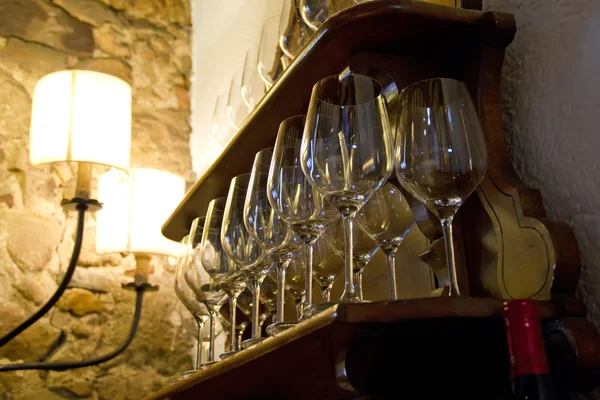 Скляні чашки вирівняні в барі — стокове фото