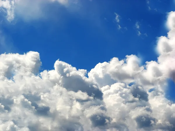 Blue sky with fluffy white clouds in day light — Stock Photo, Image