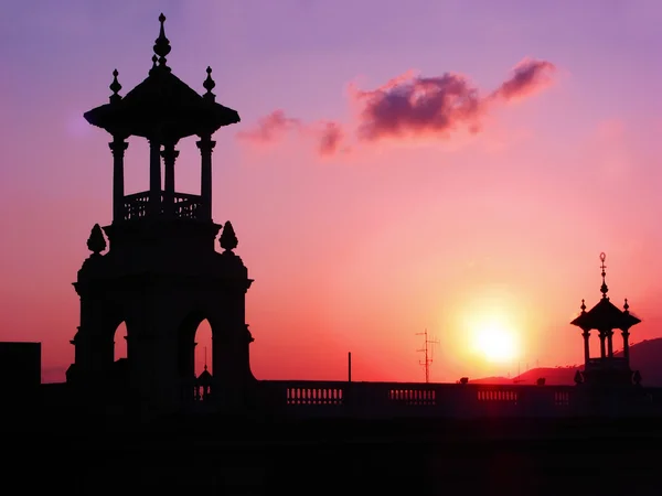 Pôr do sol sobre uma velha cúpula em Barcelona — Fotografia de Stock