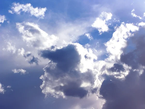 Gökyüzündeki bulutlar arasında dramatik güneş ışınları — Stok fotoğraf