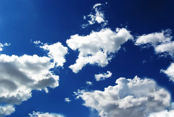 Cielo azul con nubes blancas esponjosas en la luz del día —  Fotos de Stock