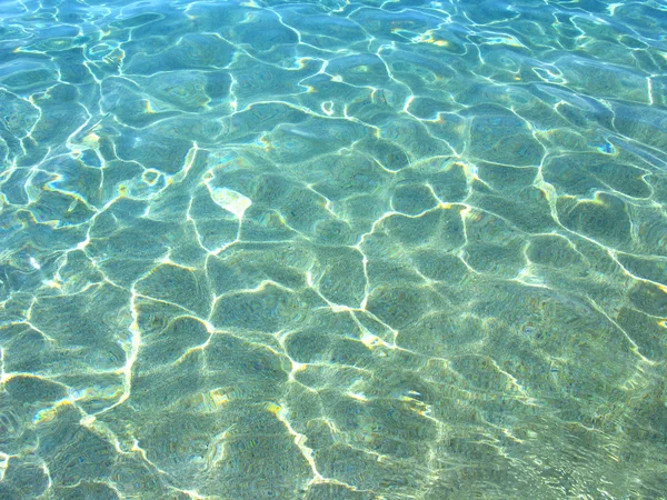 Linea di costa schiumosa in spiaggia — Foto Stock