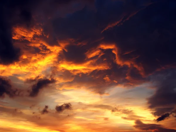 Raios de sol dramáticos entre nuvens no céu — Fotografia de Stock