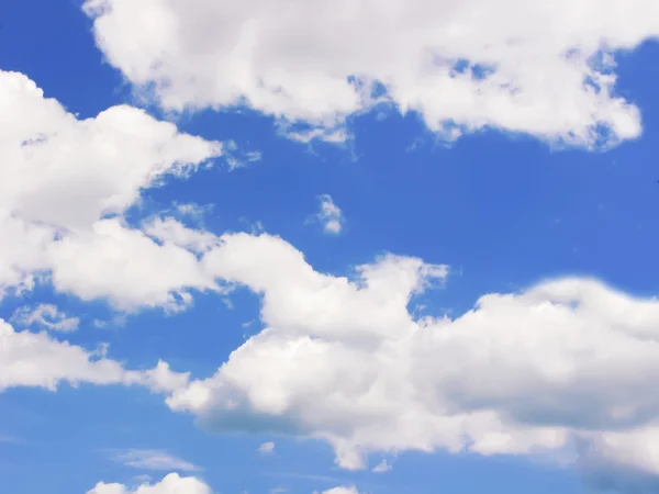 Blue sky with fluffy white clouds in day light — Stock Photo, Image