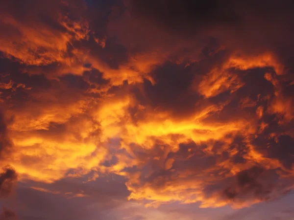 Raios de sol dramáticos entre nuvens no céu — Fotografia de Stock