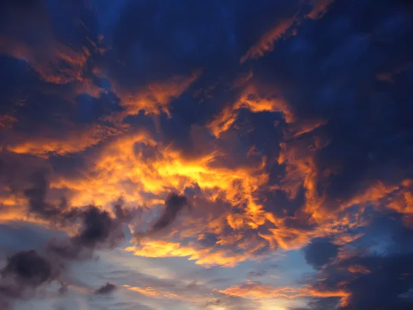 Dramatiska solstrålarna bland molnen på himlen — Stockfoto