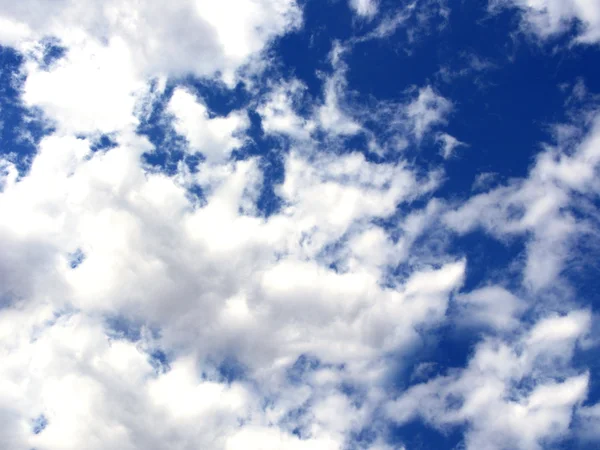 Cielo blu con soffice nuvole bianche nella luce del giorno — Foto Stock