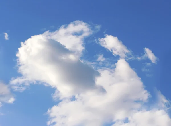 Mavi gökyüzü gün ışığı kabarık beyaz bulutlar ile — Stok fotoğraf