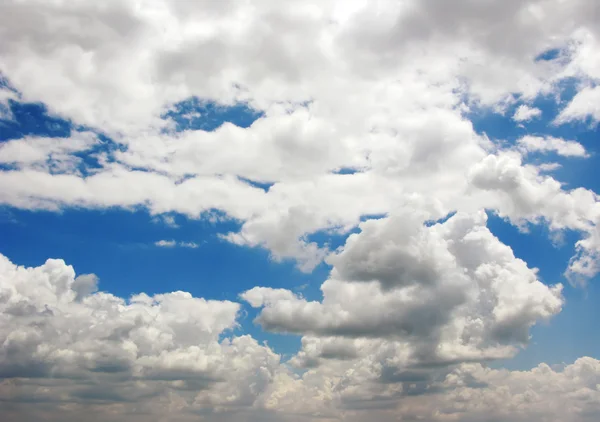 Cielo blu con soffice nuvole bianche nella luce del giorno — Foto Stock