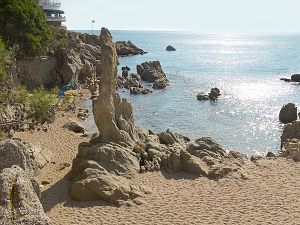 Vacker strand och blå vattnet vid Costa Brava (Spanien) — Stockfoto
