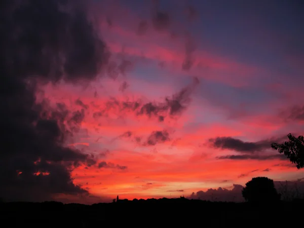 Lebendiger und farbenfroher lila Sonnenuntergang mit Bergsilhouette — Stockfoto