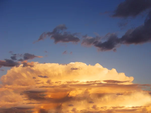 Pôr-do-sol dramático no céu com nuvens douradas — Fotografia de Stock