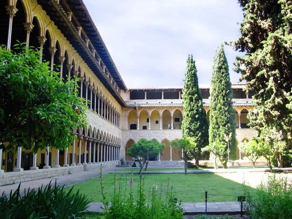 Klooster van de abdij en tuin — Stockfoto