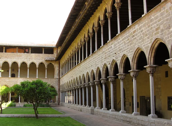 Abbey cloister and garden — Stock Photo, Image