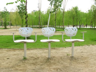 bir parkta üç tasarım sandalye