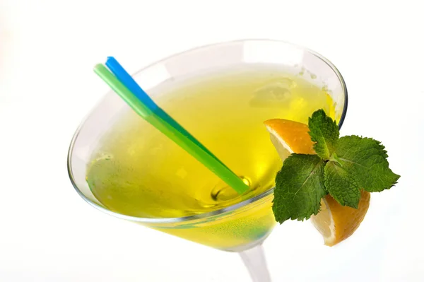 Cocktail Martini com limão e hortelã — Fotografia de Stock