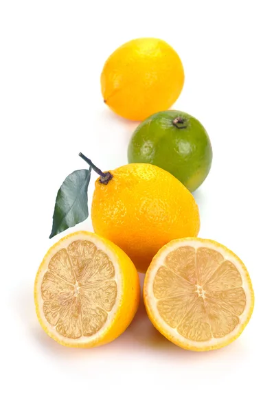 Zitrone und Limette mit Blättern — Stockfoto