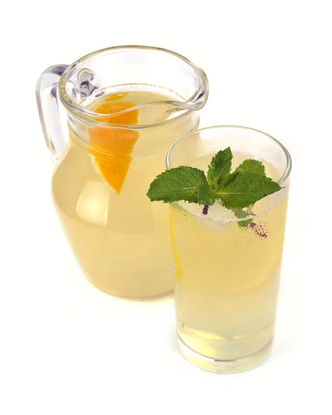 Citronsaft i en kruka och ett glas — Stockfoto