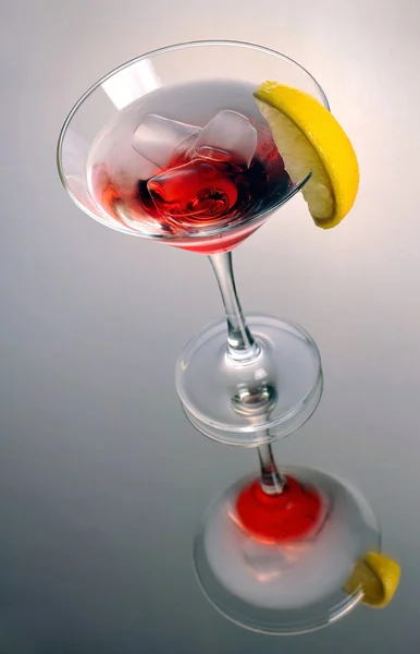 Червоний коктейль мартіні з льодом — стокове фото