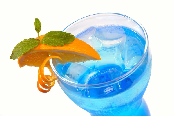 蓝色鸡尾酒与冰和柠檬 — 图库照片