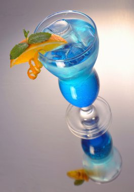 Blue Ice ve turuncu ile kokteyl