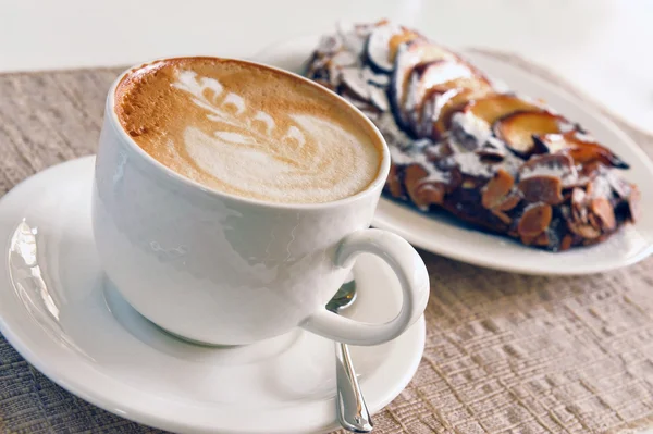 Cappuccino y pastel — Foto de Stock
