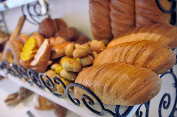 Verscheidenheid van bakkerijproducten op de plank — Stockfoto