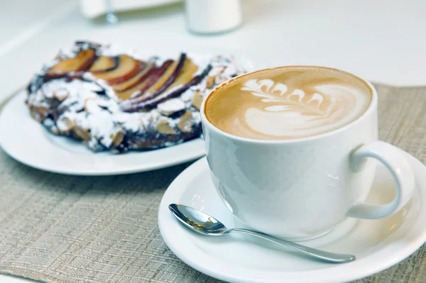 Cappuccino e bolo — Fotografia de Stock