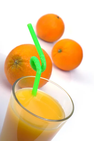 Sklenice čerstvé pomerančové šťávy a ovoce — Stock fotografie