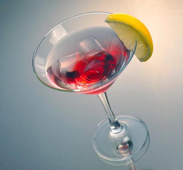 Martini rouge cocktail avec de la glace — Photo