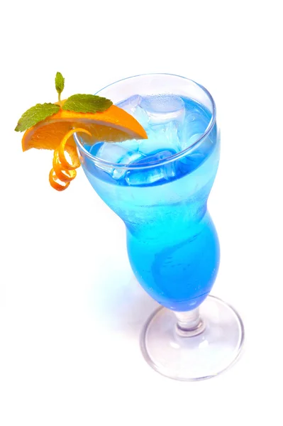 Blue cocktail met ijs en oranje — Stockfoto