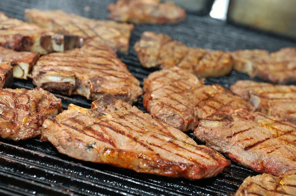 T-bone steak vaření na gril s otevřeným ohněm — Stock fotografie