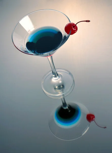 Martini de cóctel tricolor con cereza —  Fotos de Stock